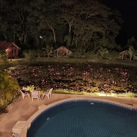 Bua Daeng Homestay Resort Kumphawapi Zewnętrze zdjęcie