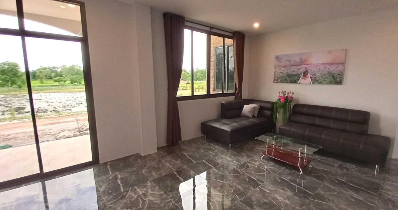 Bua Daeng Homestay Resort Kumphawapi Zewnętrze zdjęcie