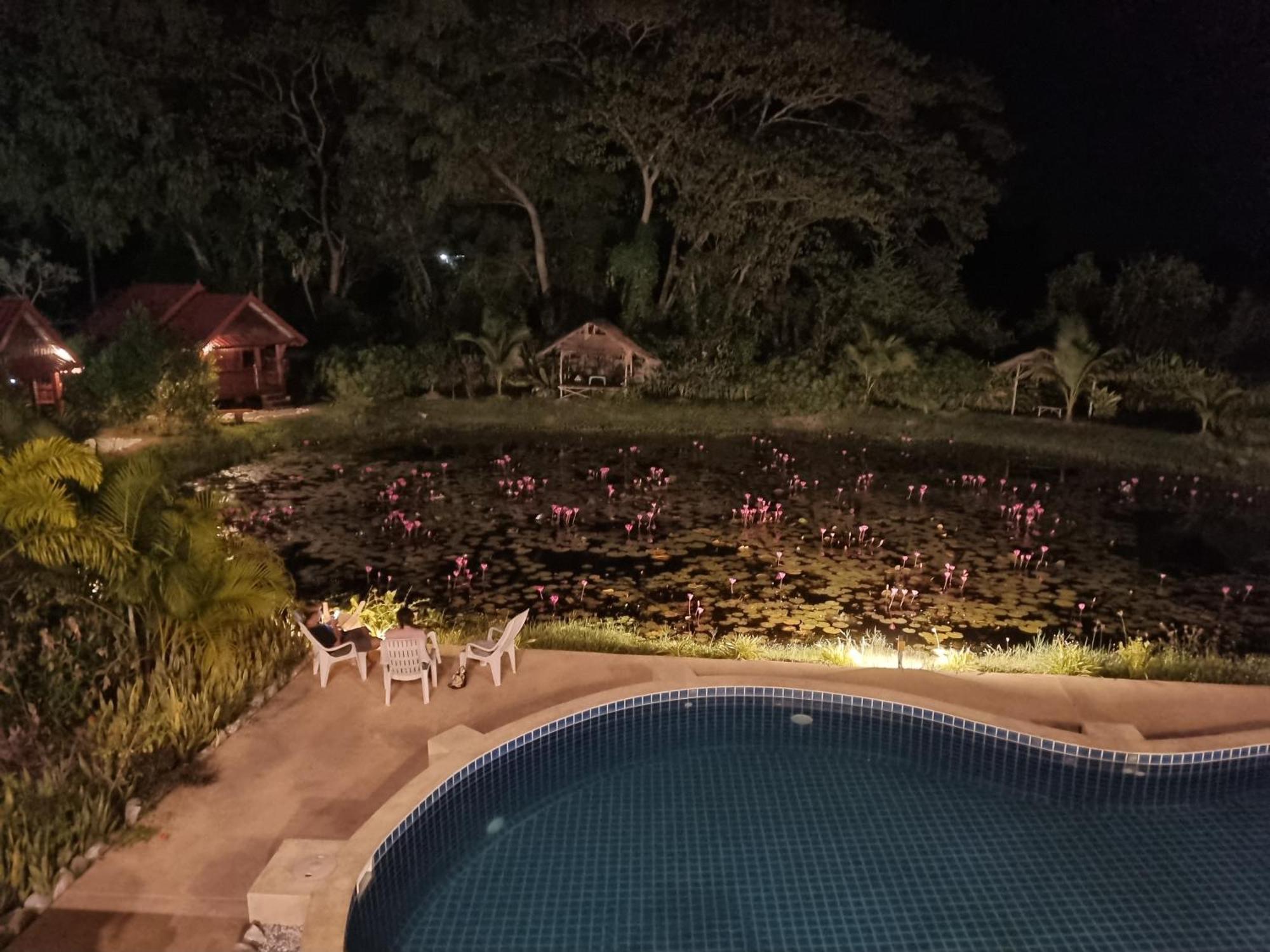 Bua Daeng Homestay Resort Kumphawapi Zewnętrze zdjęcie