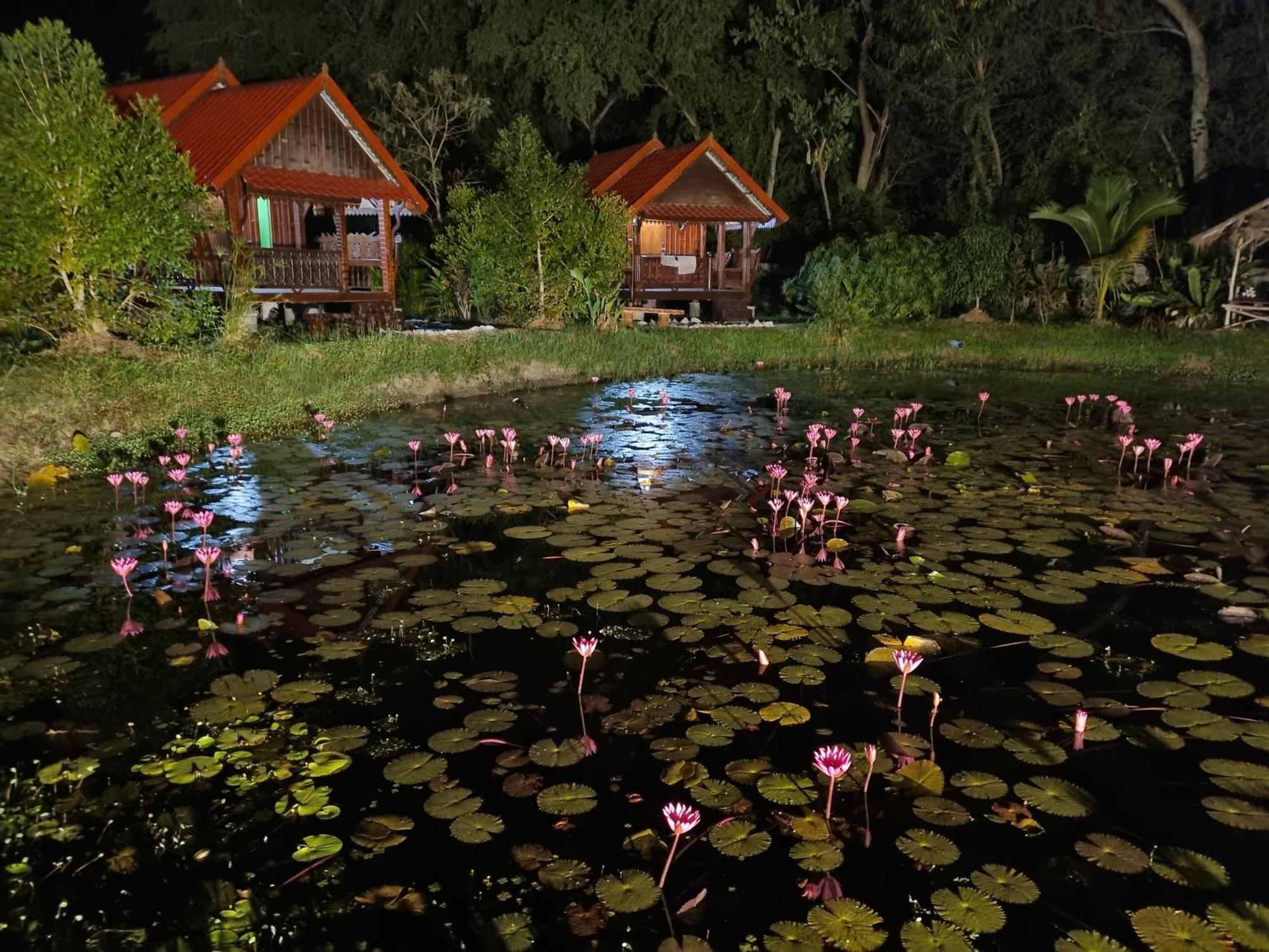 Bua Daeng Homestay Resort Kumphawapi Zewnętrze zdjęcie