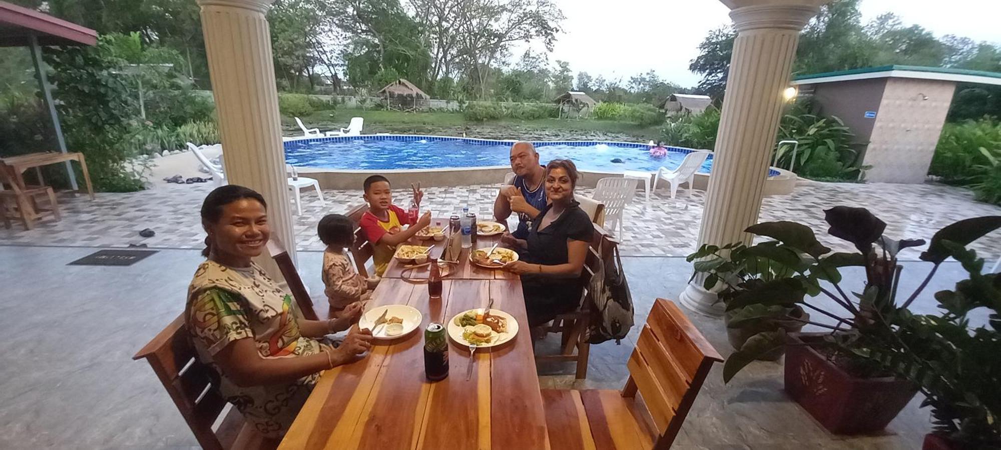 Bua Daeng Homestay Resort Kumphawapi Zewnętrze zdjęcie