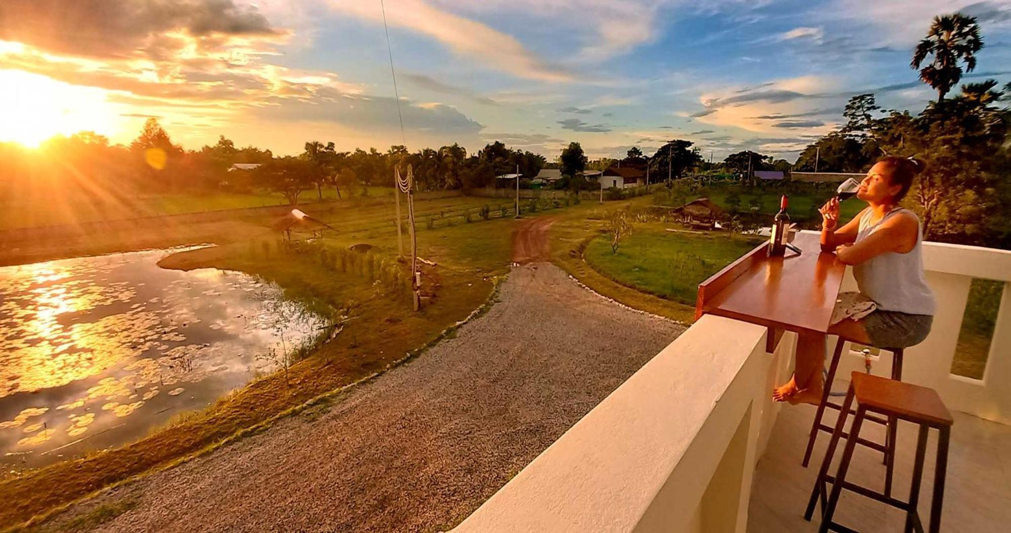 Bua Daeng Homestay Resort Kumphawapi Zewnętrze zdjęcie