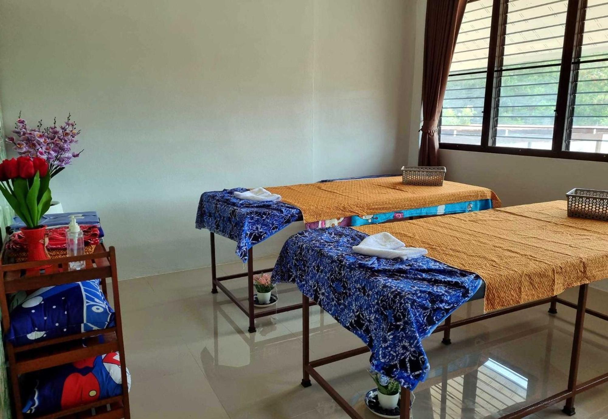 Bua Daeng Homestay Resort Kumphawapi Zewnętrze zdjęcie
