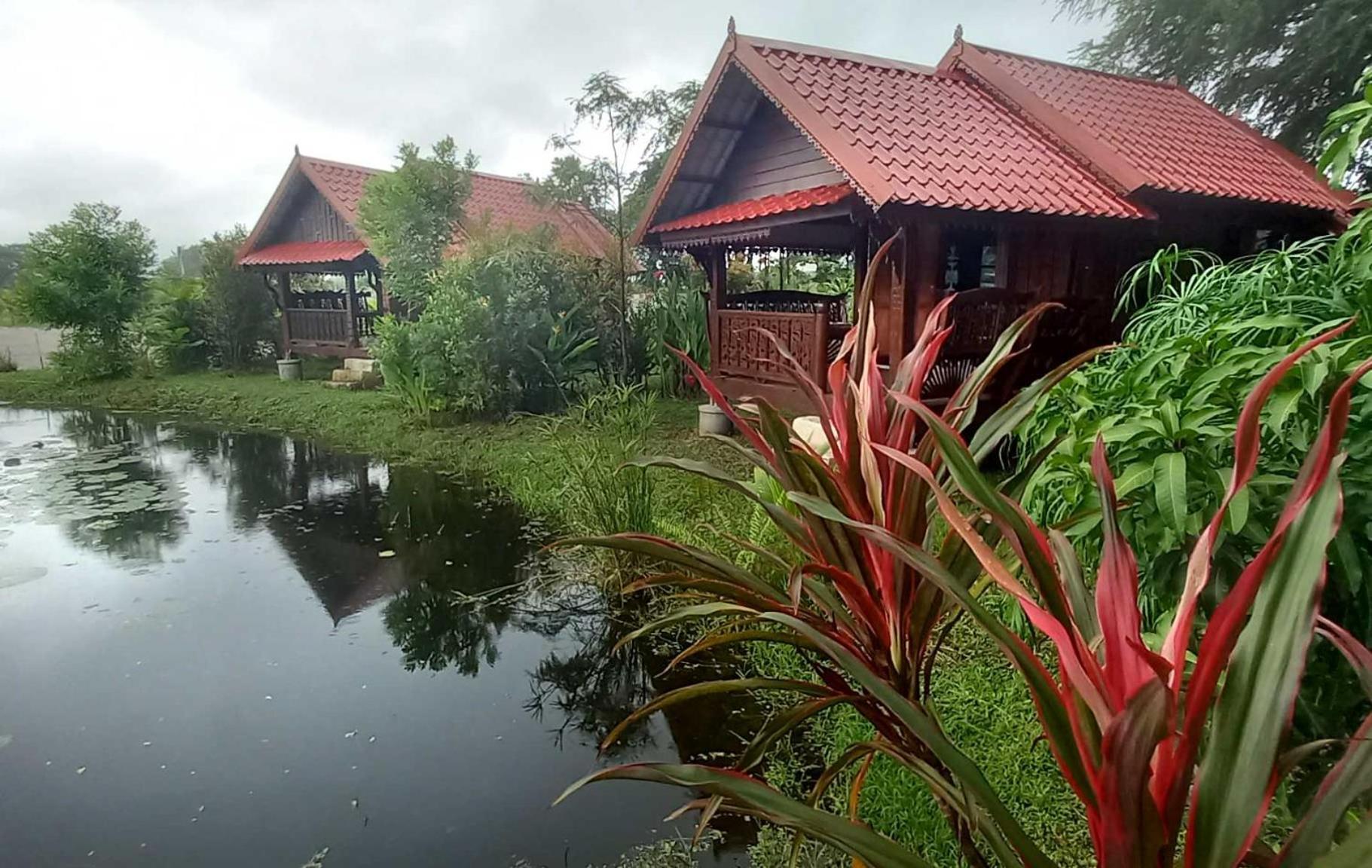 Bua Daeng Homestay Resort Kumphawapi Zewnętrze zdjęcie