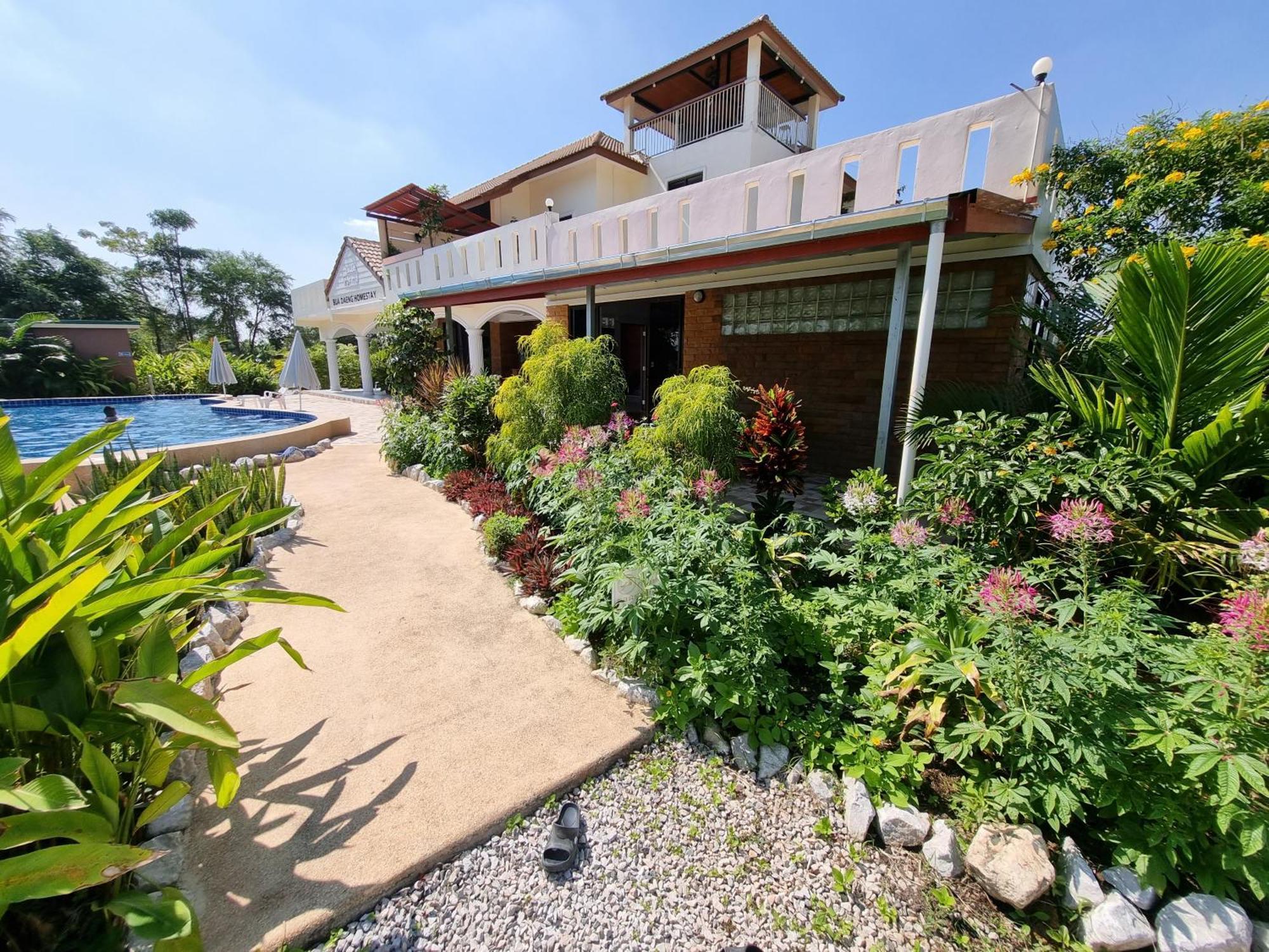 Bua Daeng Homestay Resort Kumphawapi Zewnętrze zdjęcie