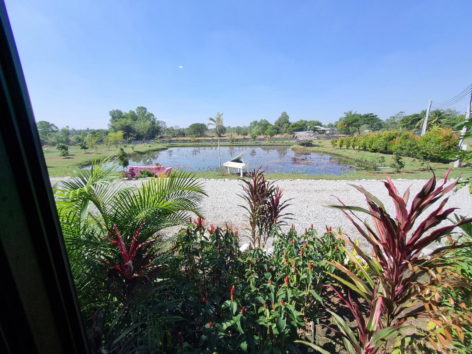 Bua Daeng Homestay Resort Kumphawapi Zewnętrze zdjęcie