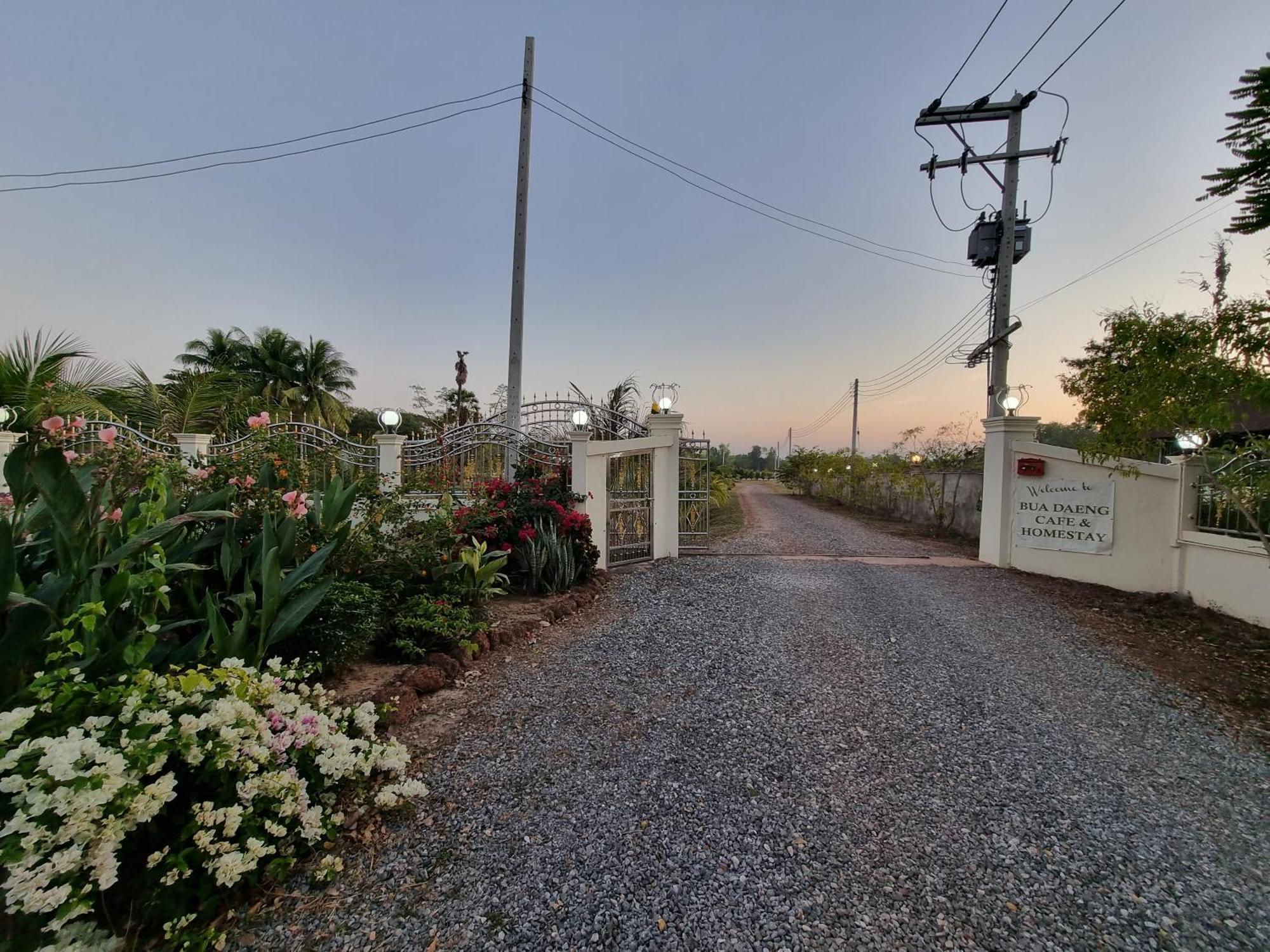 Bua Daeng Homestay Resort Kumphawapi Zewnętrze zdjęcie